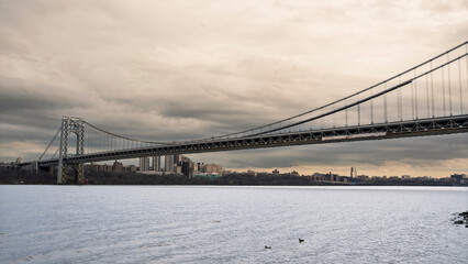 Fototapeta premium George Washington Bridge Spanning the Hudson River Under an Overcast Sky