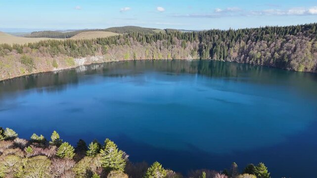 S&eacute;quence cin&eacute;matographique du Lac Pavin, maar volcanique en Auvergne
