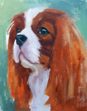 Ritratto a olio di Cavalier King Charles Spaniel con pelo rosso e bianco, espressione dolce e sfondo verde‑blu sfumato in stile pittorico
