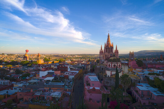 Hot air balloon over Parroquia de San Miguel Arc&aacute;ngel at sunrise, San Miguel de Allende, Mexico