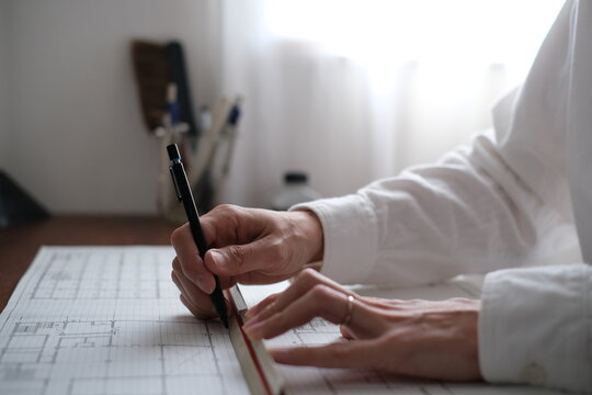 建築図面を製図する日本人建築士の手元 A Japanese architect drawing architectural drawings