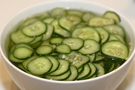 raw jil&oacute; cut into slices with salt water and ice taste