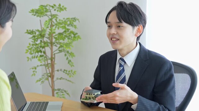 一軒家をすすめる男性