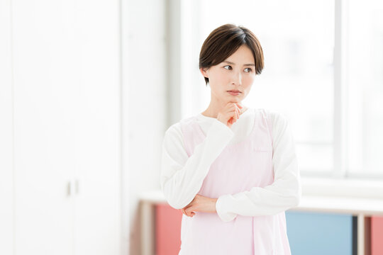 若い保育士が考えている