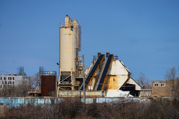 Obraz premium Old Industrial cement silo and mixing plant with conveyor belts