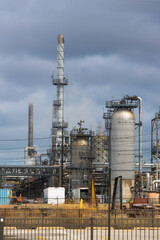 Obraz premium Industrial oil refinery with chimneys emitting smoke pollution
