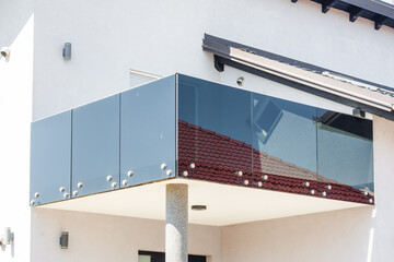 Obraz premium Contemporary frameless glass balustrade on a modern terrace