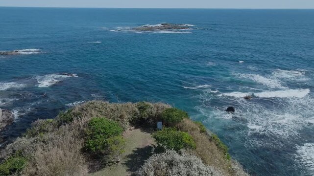 リアス式海岸の海辺と波に侵食された岩場