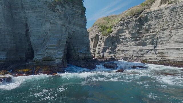 波の侵食でつくられた横しまな地層