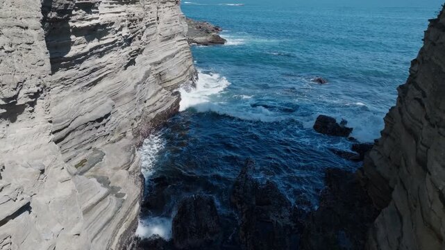 波の侵食でつくられた横しまな地層