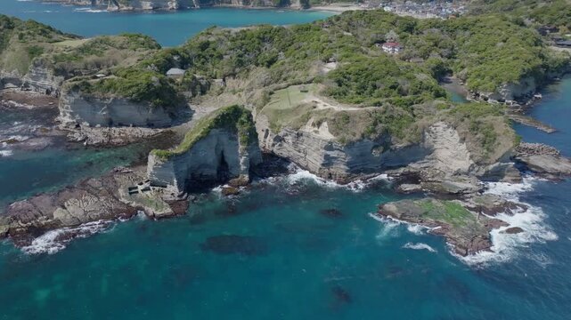 リアス式海岸の海辺と波で侵食された岩場