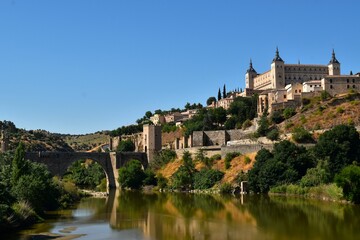 Obraz premium L’Alcazar de Tolède en Espagne surplombant le fleuve Tage