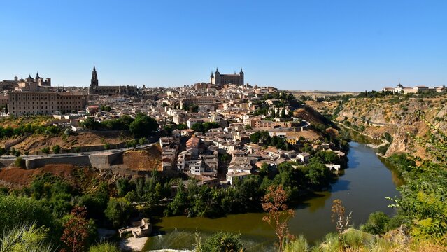 La ville de Tol&egrave;de en Espagne surplombant le fleuve Tage