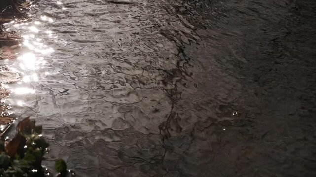 静かにな流れる水面に反射する光の背景素材