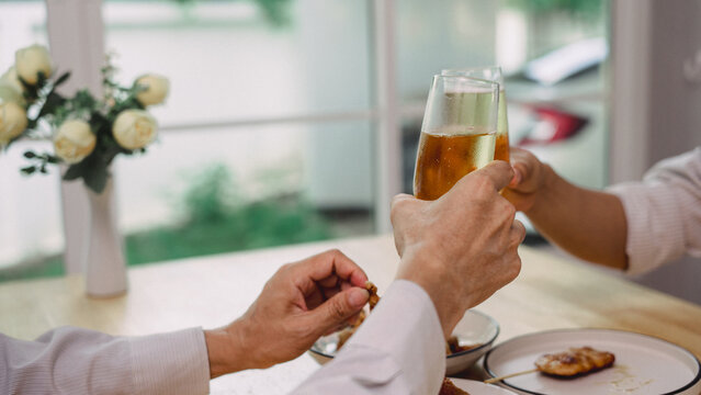 Celebrate with snacks served at a comfortable, humid temperature, along with drinks and appetizers, toasting with white wine and fried dishes in a relaxed atmosphere.