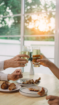 Celebrate with snacks served at a comfortable, humid temperature, along with drinks and appetizers, toasting with white wine and fried dishes in a relaxed atmosphere.