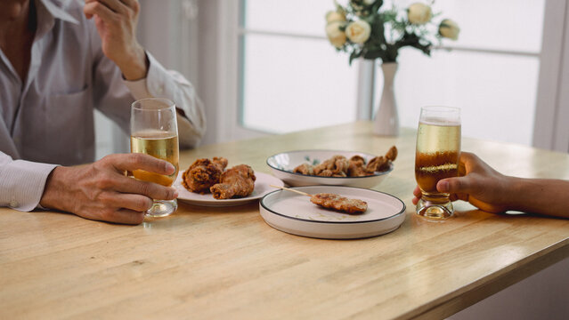 Celebrate with snacks served at a comfortable, humid temperature, along with drinks and appetizers, toasting with white wine and fried dishes in a relaxed atmosphere.