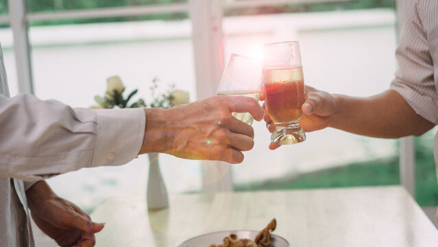 Celebrate with snacks served at a comfortable, humid temperature, along with drinks and appetizers, toasting with white wine and fried dishes in a relaxed atmosphere.