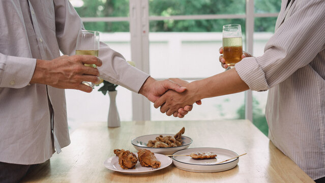 Celebrate with snacks served at a comfortable, humid temperature, along with drinks and appetizers, toasting with white wine and fried dishes in a relaxed atmosphere.