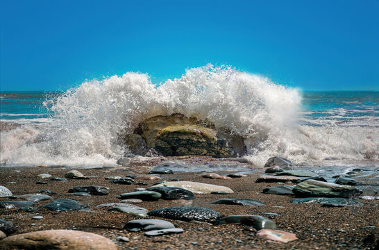 Brandung auf einen Felsen am Strand, Dingle-Halbinsel liegt im County Kerry, Nordirland