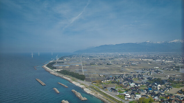 少し霞のかかった早春の下新川海岸の沿岸や離岸堤や防波堤や防風林などの様子