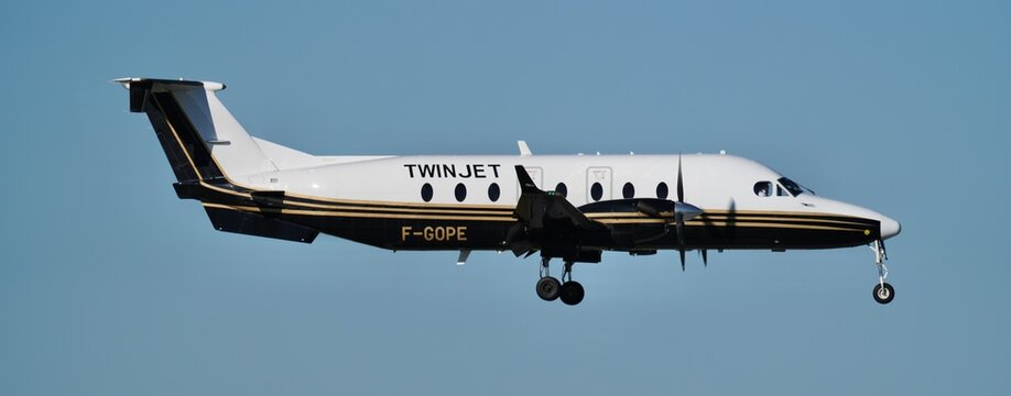 TWIN JET Beech 1900D atterrissage vue cot&eacute; banni&egrave;re