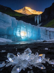 Naklejka premium Majestic Glacier Wall with Crystal Clear Ice Blocks