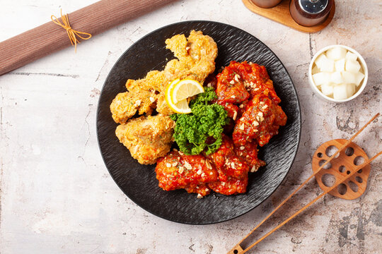 닭고기에 밀가루, 겨잣가루, 소금, 후추 따위를 묻혀 기름에 튀긴 요리
A dish of chicken coated in flour, mustard powder, salt, pepper, etc., and deep-fried in oil
