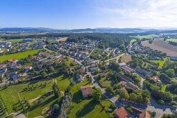 Obraz premium Die ländliche Region um Loifling und Wilting südlich von Cham in der Oberpfalz aus der Vogelperspektive
