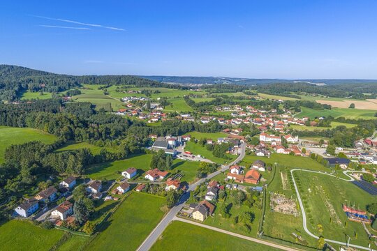 Sommerlicher Blick in den Naturpark Oberer Bayerischer Wald rund um die Ortschaften Loifling und Wilting
