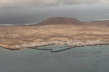 Costa de La Graciosa con pueblo y mar en Canarias © DiegoCalvi
