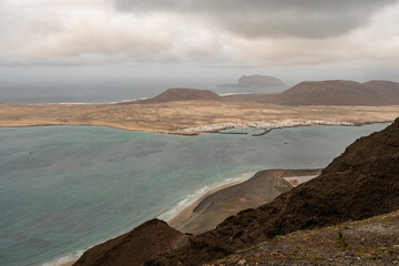 Costa de La Graciosa con pueblo y mar en Canarias © DiegoCalvi