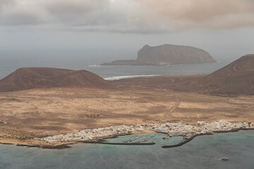Costa de La Graciosa con pueblo y mar en Canarias © DiegoCalvi
