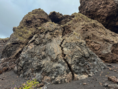 Grieta en formaci&oacute;n geol&oacute;gica de lava, Lanzarote, Timanfaya
