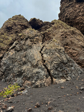 Grieta en formaci&oacute;n geol&oacute;gica de lava, Lanzarote, Timanfaya