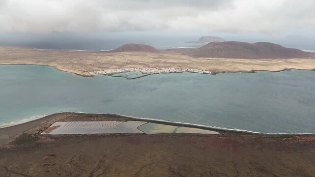 Vista panor&aacute;mica de La Graciosa desde el Mirador del R&iacute;o en Lanzarote