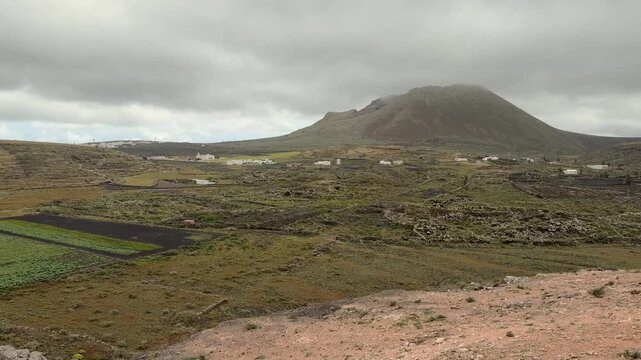 Paisaje volc&aacute;nico del interior de Lanzarote con campos de cultivo en movimiento