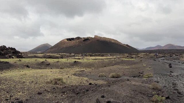 Volc&aacute;n de los Cuervos en Lanzarote con paisaje volc&aacute;nico de Timanfaya