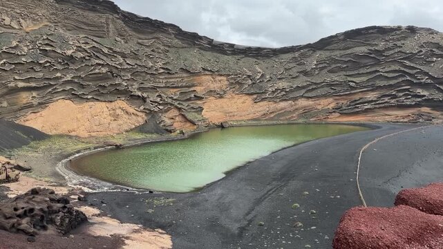 Laguna Verde en El Golfo con paisaje volc&aacute;nico en Lanzarote