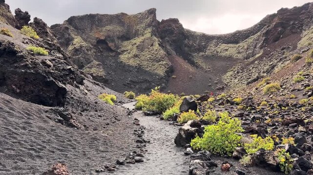 Recorrido por sendero en el interior del volc&aacute;n del Cuervo en Lanzarote