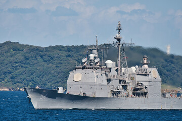 Obraz premium United States Navy USS Antietam (CG-54), Ticonderoga-class guided-missile cruiser sailing in Tokyo Bay, Japan.