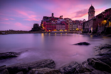 Obraz premium Colorful Vernazza village in Cinque Terre, Liguria, Italy, on a stormy winter sunrise