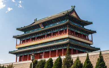 Obraz premium A detailed architectural shot of the historic Zhengyangmen Watchtower in Beijing