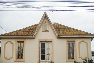 Obraz premium Old, abandoned house with elegant facade in Punta Alta, Argentina