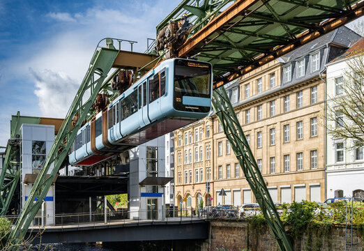 Wuppertal, Nordrhein-Westfalen, Deutschland - Wuppertaler Schwebebahn im April 2026