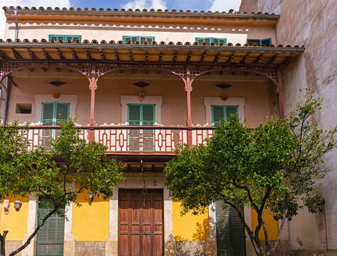 Mediterrane Architektur und Hausfassaden in Valdemossa, Mallorca, Balearen, Spanien