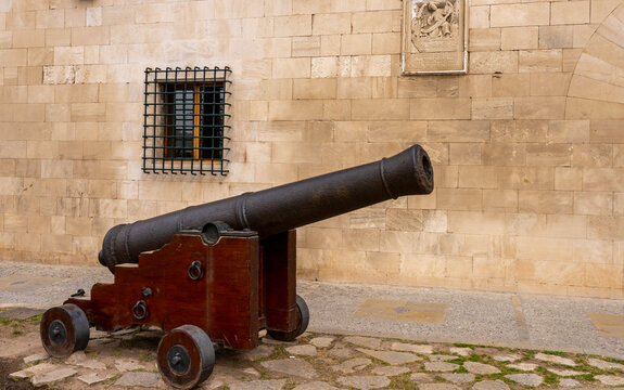 Kanonen vor dem historischen Gouverneurspalast an der Passeig de Sagrera, Palma de Mallorca, Balearen, Spanien