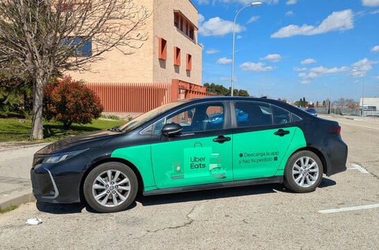 Veh&iacute;culo h&iacute;brido Toyota Corolla con publicidad de Uber Eats aparcado en una calle de Madrid, Espa&ntilde;a, 13 de marzo de 2026