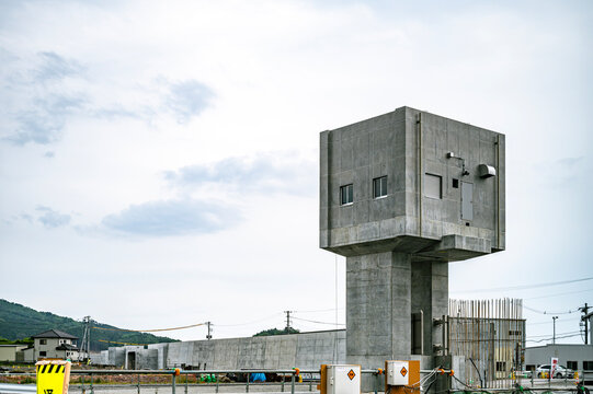 津波対策のために建設中の巨大なコンクリート製防潮堤 防災インフラと震災復興のイメージ / Large concrete sea wall under construction for tsunami protection.