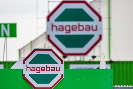 Zwei Hagebau-Logos in charakteristischem Rot-Gr&uuml;n auf dem Gel&auml;nde des N&uuml;rnberger Hafens. 